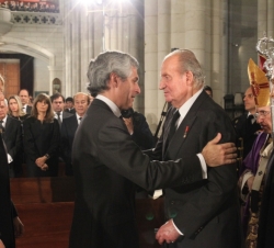 Adolfo Suárez Illana y señora, junto con Sus Majestades los Reyes, una vez finalizada la homilía